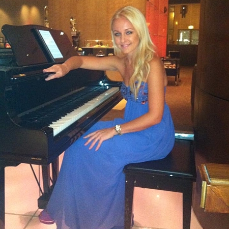 Dubai Pianist Victoria