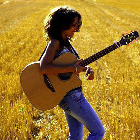 Chanteuse de reprises acoustiques Ellene