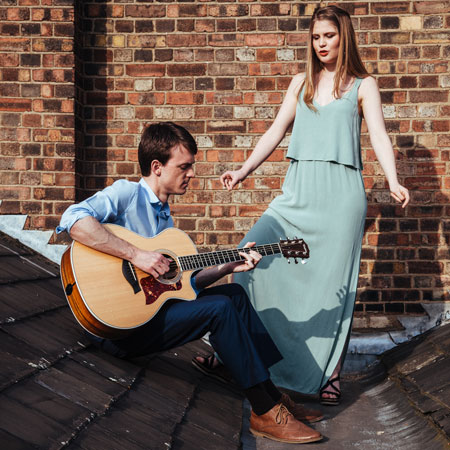 Guitariste acoustique et duo vocal