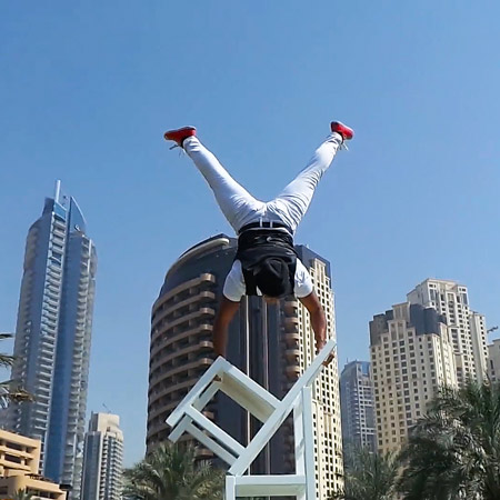 Atto di equilibrio sulla sedia di Dubai