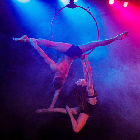 Italienisches Duo Hoop Luftakrobaten