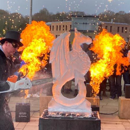 Spectacle de sculpture sur glace enflammée