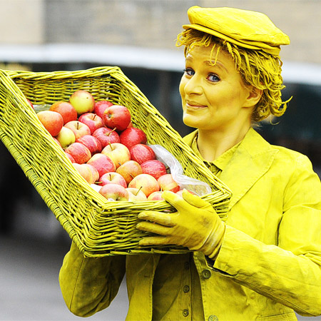 Venditore di frutta Statua Vivente