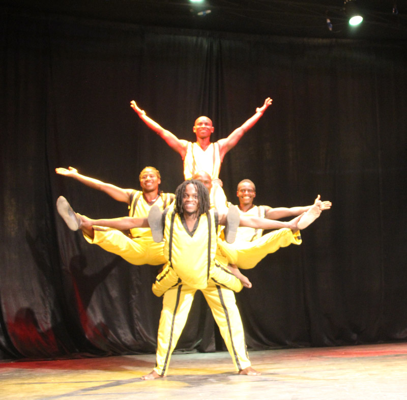 Spectacle acrobatique africain