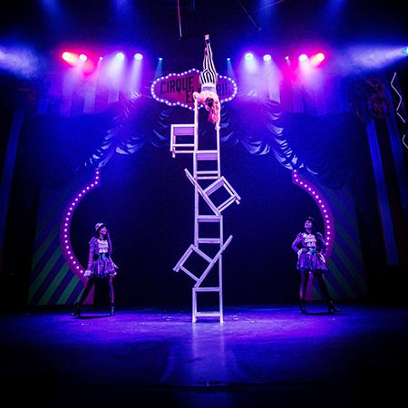 Cirque d'Équilibre sur Chaise 