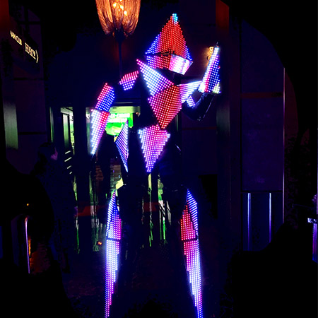 Personaggio specchio LED futuristico