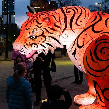 Marionnette de tigre géant à LED itinérante