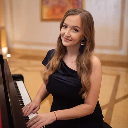 Versatile Female Pianist Dubai