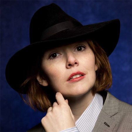 Komikerin Elf Lyons