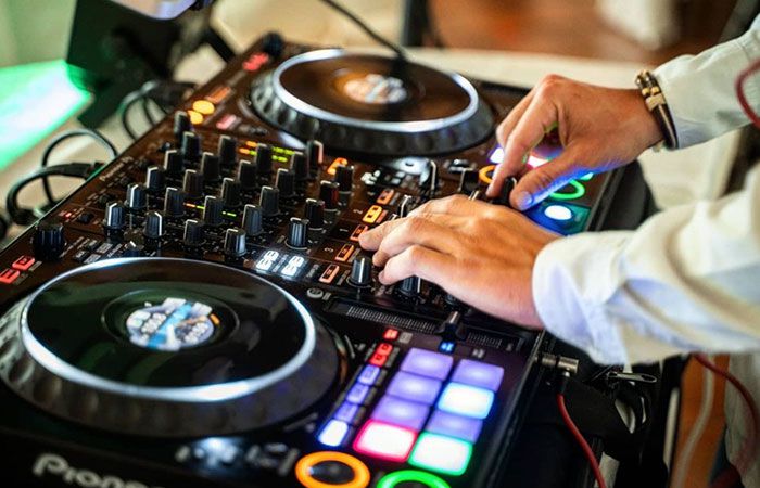 Hire Party DJ Italy | Scarlett Entertainment