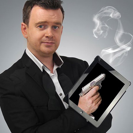 Magicien de la technologie masculine avec une tablette