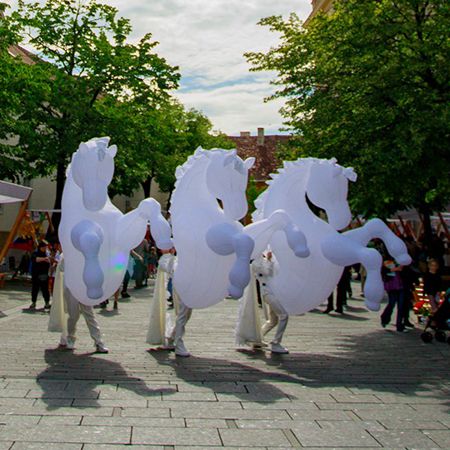 Desfile de Caballos Inflables Blancos