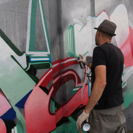 Artiste de rue spécialisé dans les graffitis urbains