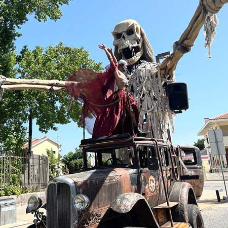 Giant Halloween Skeleton Driver