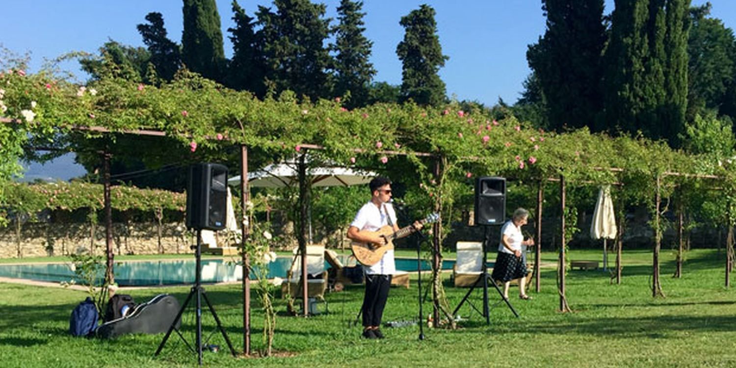 Singer Is Music To Wedding Guests’ Ears In Italy