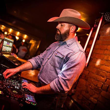 Réservez un DJ et animateur de musique country | Scarlett Entertainment