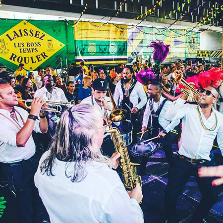 Spectacle puissant de fanfare en laiton