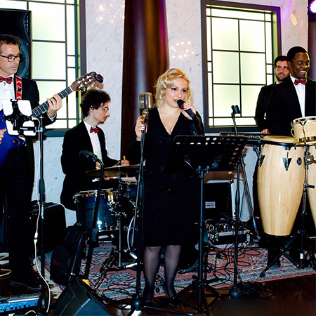 Chanteuse avec groupe