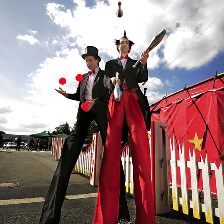 Hombres del Circo Caminantes en Zancos