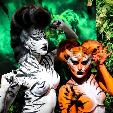 Artista di body painting dal vivo