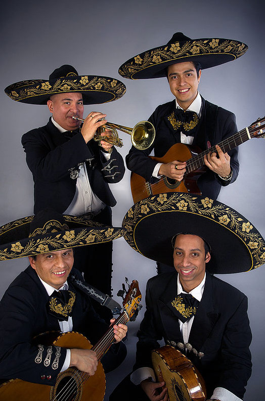 Мексиканские песни слушать. Ансамбль Мариачи. Музыканты Мариачи. Мариачи Мексика. Мексиканский костюм Мариачи.