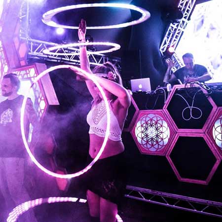 Acto de Hula Hoop con LED y fuego