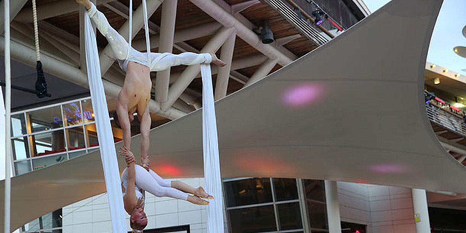 Aerialists A ‘High’ Light At Spanish Shopping Mall