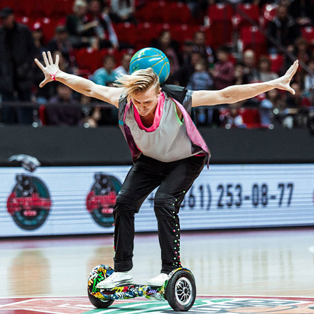 Malabarista de baloncesto en hoverboard