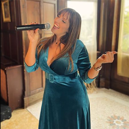 Valentina, Cantante