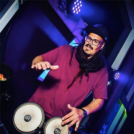 Percussionista e suonatore di bongo
