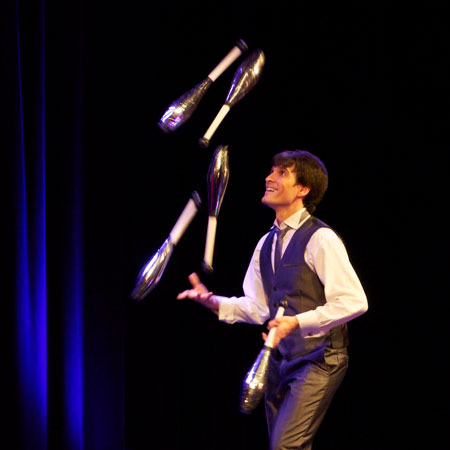 Artiste jongleur masculin