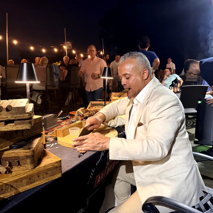 Live Cigar Roller