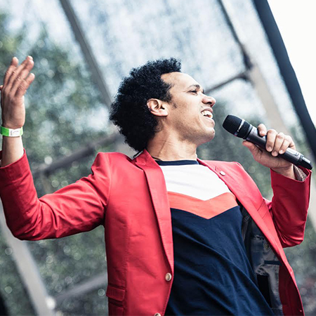 Chanteur latin avec groupe