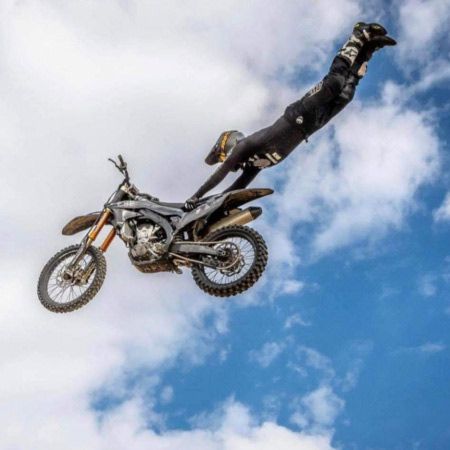 Spettacolo di acrobazie Freestyle Motocross