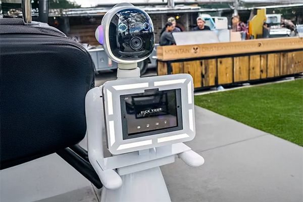 Réservez le Robot Roaming Photo Booth Texas | Scarlett Entertainment