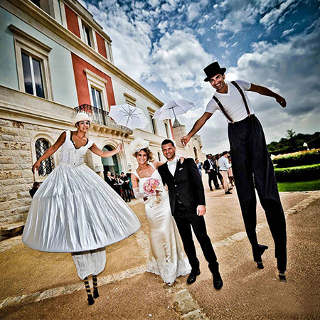 Couple de marcheurs sur échasses