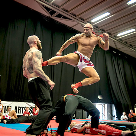 Acteur de cascades en arts martiaux