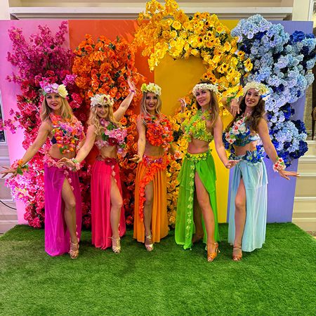 <span>Ballerini a tema hawaiano</span>