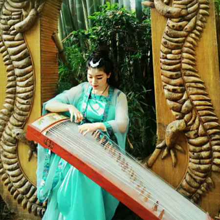 Guzheng-Spieler