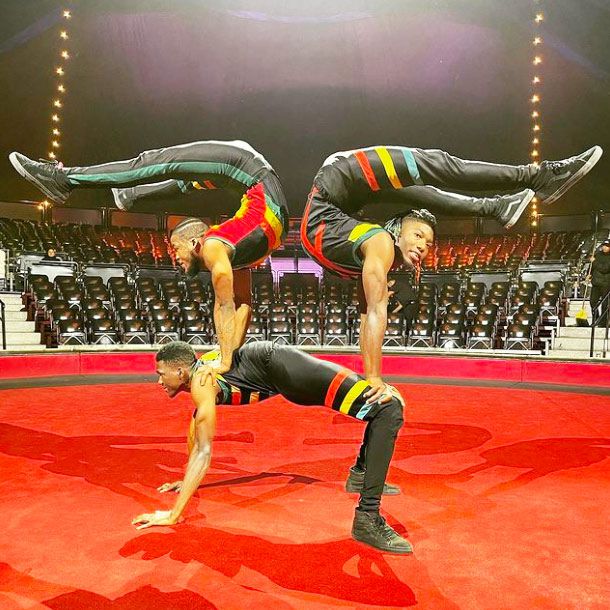 Troupe di Contorsionisti Bone Breakers