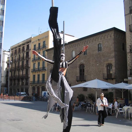 Danseur sur échasses