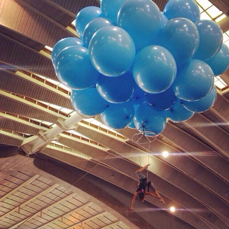 Atto di palloncini ad elio aerei