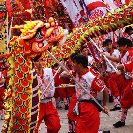 Cinese asiatici bambina con la danza del Leone di costume per