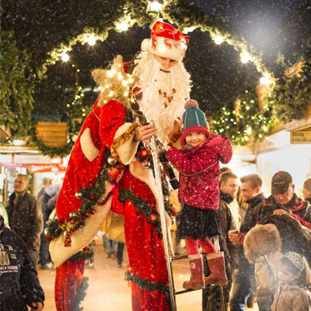 Weihnachtlicher Riesenstelzenläufer