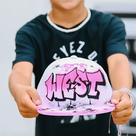 Artiste de graffiti et d'aérographe en direct