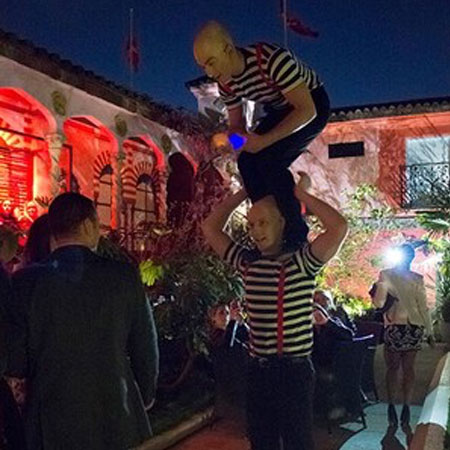 Acto acrobático de dúo de hombres fuertes