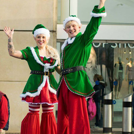 Elfi di Natale camminatori su trampoli
