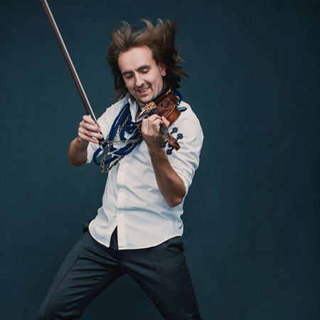 Violinista masculino de alta energía
