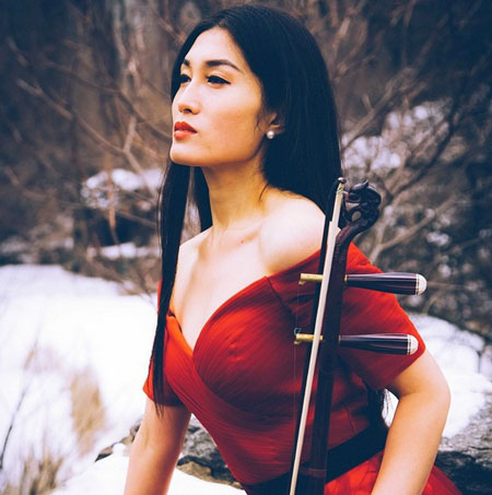 Joueuse de Erhu féminine