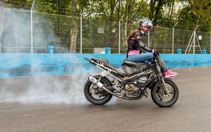 female motorcycle stunt riders